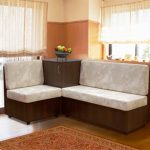 Corner sofa na may isang hindi karaniwang cabinet