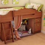 Útulný dětský pokoj s podkrovní postelí ze dřeva