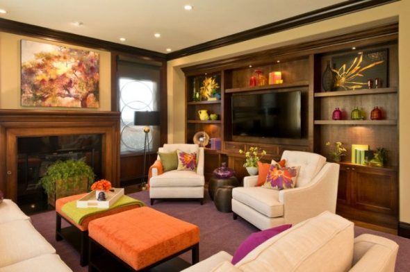 Maginhawang living room na may walnut colored furniture
