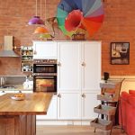 Sıcak renklerde rahat küçük mutfak