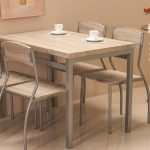 Mogućnost drvenih stolova i stolica za malu kuhinju