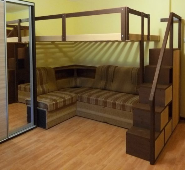 Wbudowane podwójne łóżko na poddaszu