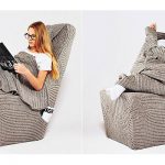 Pleteni pokrivač i karirani stolac
