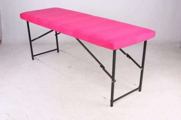 Stůl na kovovém rámu