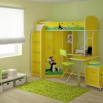 Yellow loft bed para sa isang naka-istilong nursery