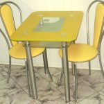 Yellow glass table para sa isang maliit na kusina