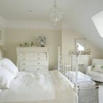 Biała klasyczna sypialnia