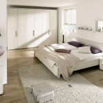 White bedroom sa modernong estilo