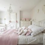 Valko-vaaleanpunainen makuuhuone Provencen tyyliin