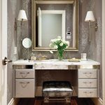 Bijeli i zlatni toaletni stol s ogledalom