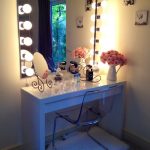 White dressing table na may make-up mirror