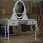 Hvidt omklædningsbord med ovalt spejl