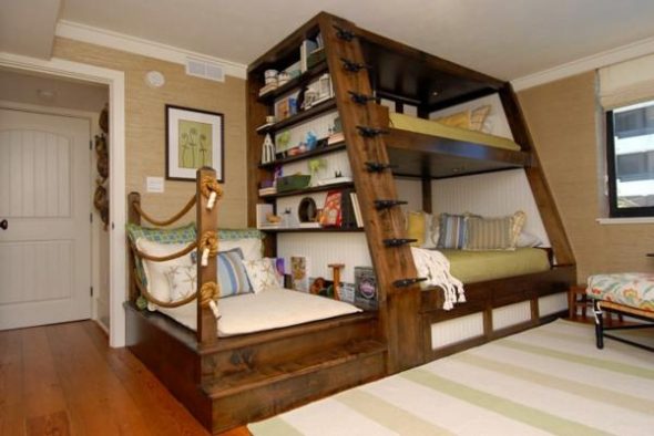 Duże łóżko piętrowe wykonane z drewna