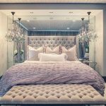 Aydınlık ve güzel bir yatak odasının iç kısmındaki büyük yumuşak yatak