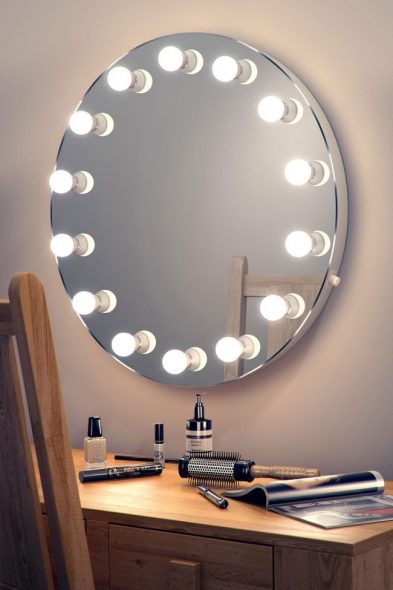 Een groot aantal lampen rond de spiegel