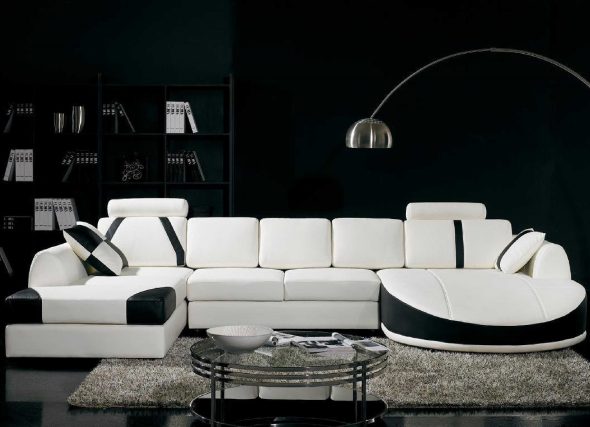 Modern bir tarzda oturma odasında siyah ve beyaz mobilya.