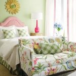 Květinové textilie pro měkké postele a pohovky