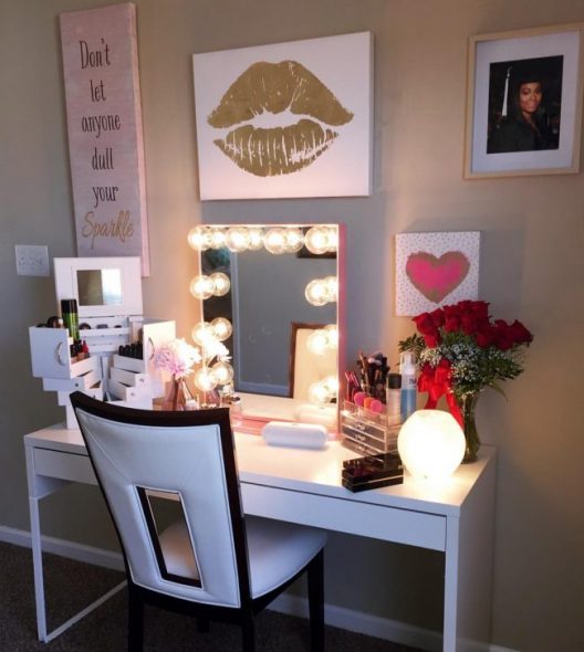 Ladies corner with make-up mirror