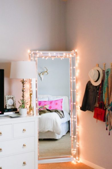 Decor and extra light for a full-length mirror with a garland