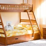 Drveni krevet u dva stupnja za dijete i odrasle