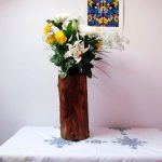 Wooden vase na may mga bulaklak