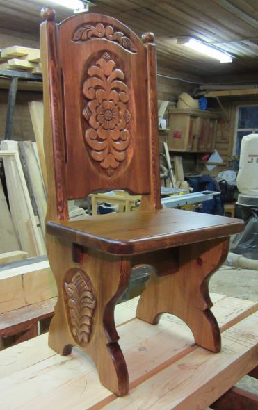 Drewniane rzeźbione krzesło