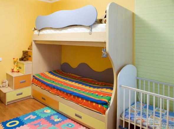 Üç küçük çocuk için çocuk odası