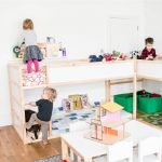 Dalawang loft bed na may play area sa nursery para sa tatlong bata