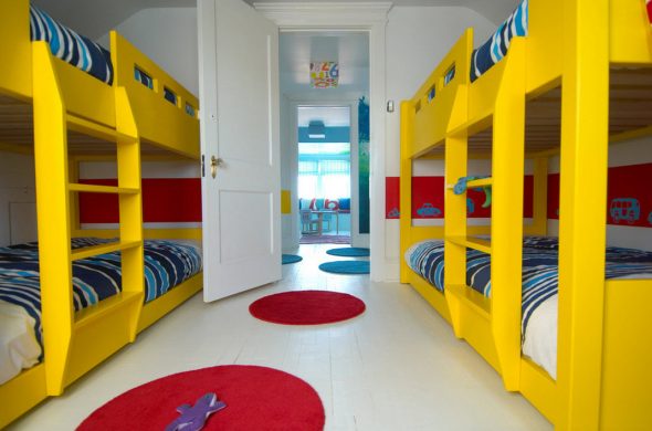 سرير بطابقين لعدة أطفال