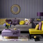 Farklı renkteki döşemeli mobilyaların etkin kombinasyonu