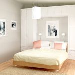 Funkční řešení pro uspořádání ložnice - skříně na obou stranách postele a nad ní