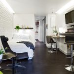 Ang guest bedroom ay pinalamutian ng modernong interpretasyon ng estilo ng Scandinavian