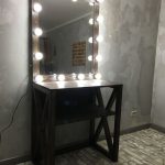Make-up mirror sa isang stand na gawa sa kahoy