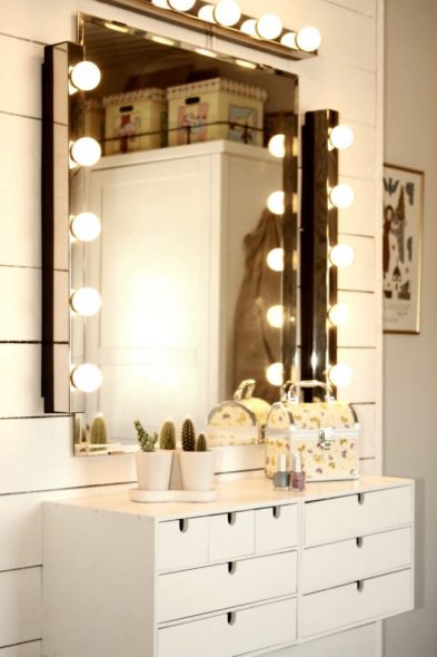 Installation of separate units with lamps around the mirror