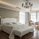 Beyaz mobilyalı klasik yatak odası