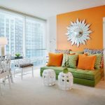 Kombinace zelené a oranžové v interiéru
