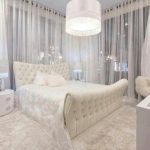 Piękna biała sypialnia z miękkim łóżkiem