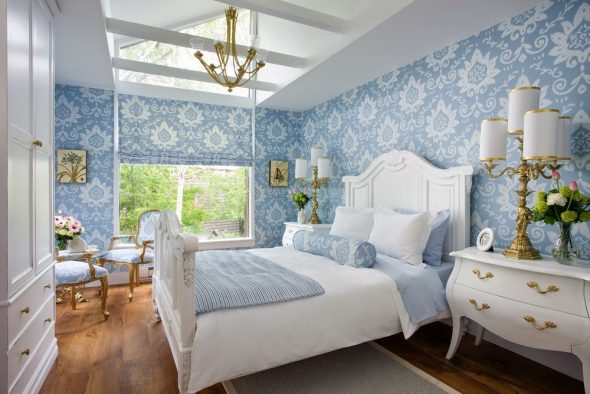 Beyaz mobilyalar ile güzel ve narin yatak odası.
