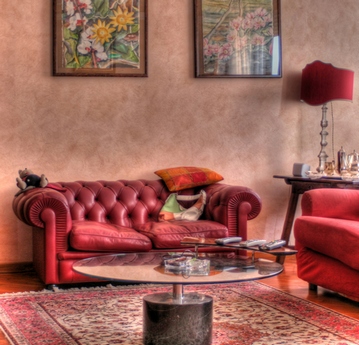 Czerwona kanapa przeciw ścianie z terakoty