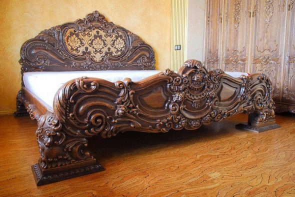 Łóżko wykonane w stylu barokowym