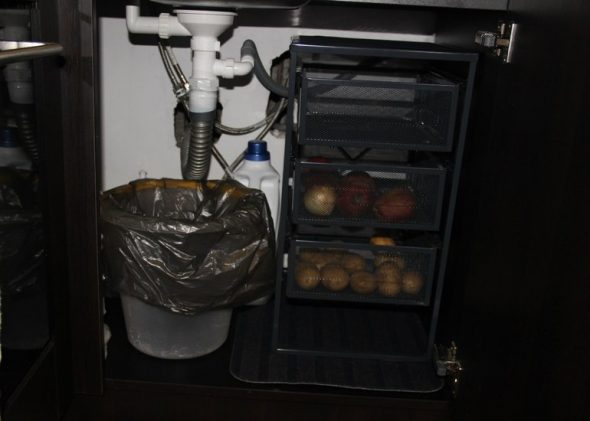 Place for storing vegetables in a rack under the sink
