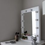 Slatki stol s ogledalom za šminkanje