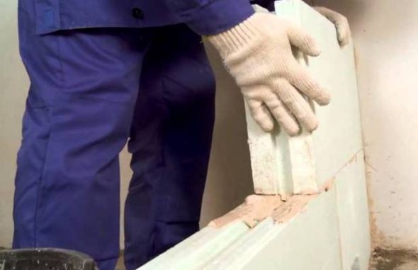 Installation of plaster blocks