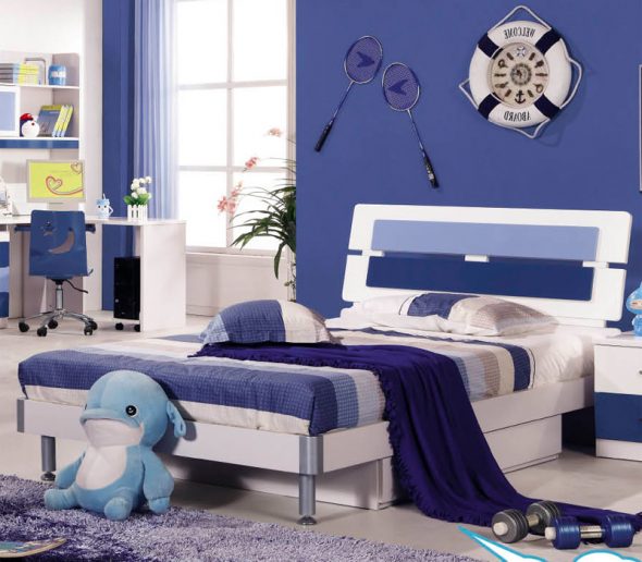 السرير باللون الأزرق والأبيض