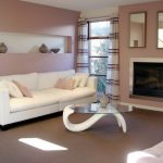 Soft white sofa sa living room sa mga neutral na kulay