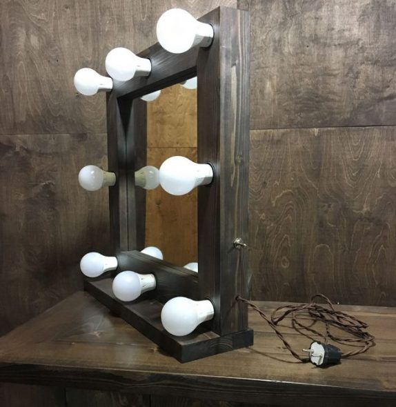 Small portable mirror with light