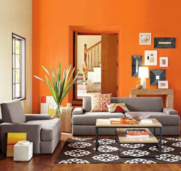 Neutralna sofa w kolorowym wnętrzu