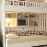 Hindi pangkaraniwang bunk bed sa isang teenage room