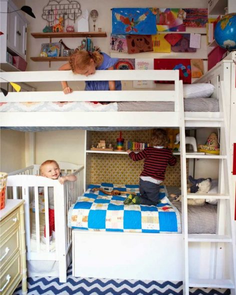 Wyposażony pokój dziecięcy dla trójki dzieci