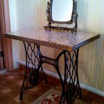 Den ursprungliga bordet med en spegel, konverterad från en skrivmaskin